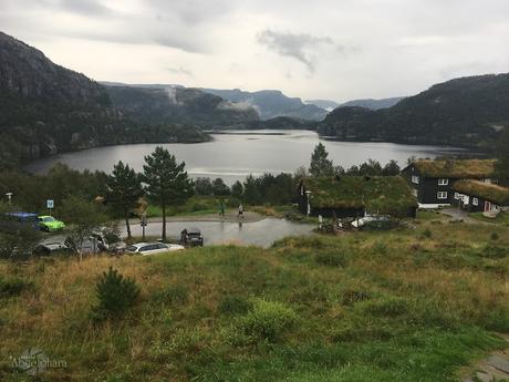Lago desde el área de descanso Fotografia-Preikestolen-Pulpito-Abuelohara