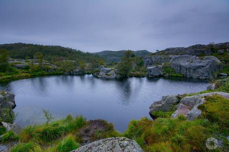 Uno de los lagos en la subida al Preikestolen Fotografia-Preikestolen-Pulpito-Abuelohara