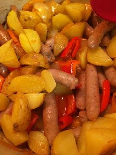 SALCHICHAS CON PIMIENTOS Y PATATAS SALCHICHAS CON PIMIENTOS Y PATATAS