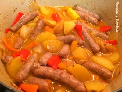 SALCHICHAS CON PIMIENTOS Y PATATAS SALCHICHAS CON PIMIENTOS Y PATATAS