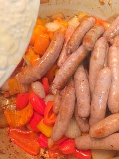 SALCHICHAS CON PIMIENTOS Y PATATAS SALCHICHAS CON PIMIENTOS Y PATATAS