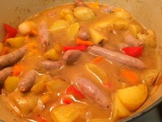 SALCHICHAS CON PIMIENTOS Y PATATAS SALCHICHAS CON PIMIENTOS Y PATATAS