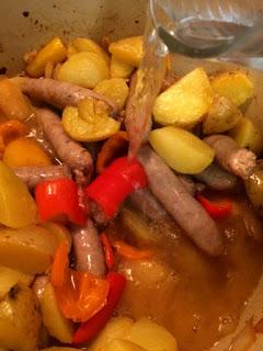 SALCHICHAS CON PIMIENTOS Y PATATAS SALCHICHAS CON PIMIENTOS Y PATATAS