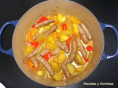 SALCHICHAS CON PIMIENTOS Y PATATAS SALCHICHAS CON PIMIENTOS Y PATATAS