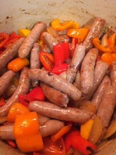SALCHICHAS CON PIMIENTOS Y PATATAS SALCHICHAS CON PIMIENTOS Y PATATAS