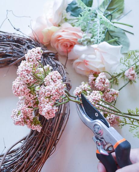 DIY corona de flores perfecta para un recibidor