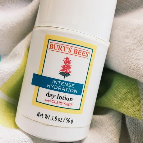 Hidratante intensa de Burt's Bees, simple y efectiva. Hidratante intensa de Burt's Bees, simple y efectiva.