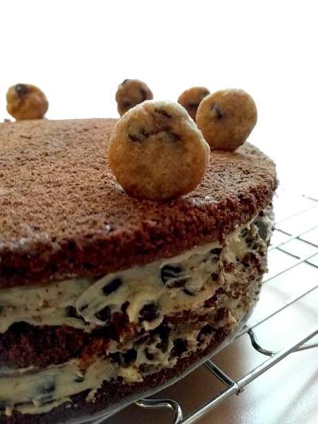 torta de brownie y relleno de chocolate chip cookie