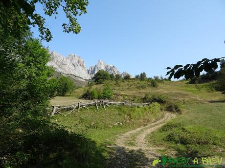 Ruta a la Torre Bermeja: Pista a Pantivalles