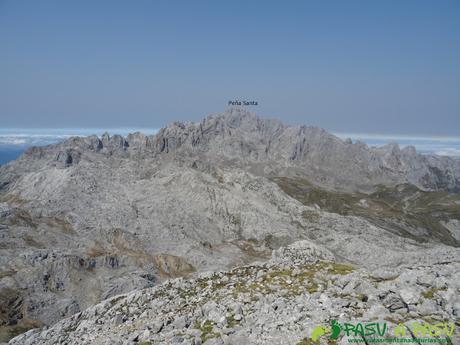 Ruta Torre Bermeja: Vista a la Peña Santa