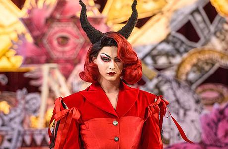 Desfile De Moda Satánico Dentro De Una Iglesia En El Londres Fashion Week modelo de la semana de moda en Londres con cuernos y vestido rojo