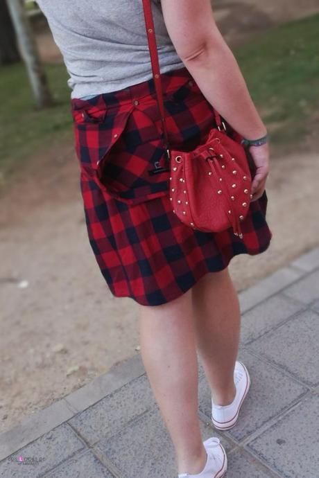 camiseta mickey y minnie look talla grande con camiseta mickey y minnie de primark con falda denim con sneakers convers blancas