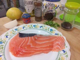 TARTAR DE SALMON CON ALCAPARRAS, CILANTRO Y SUS HUEVAS