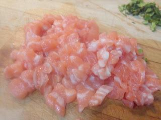 TARTAR DE SALMON CON ALCAPARRAS, CILANTRO Y SUS HUEVAS