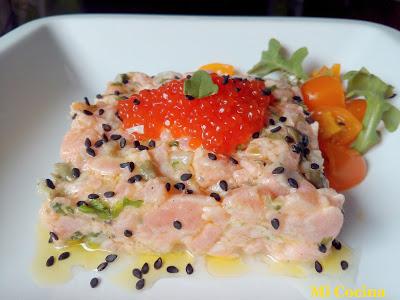 TARTAR DE SALMON CON ALCAPARRAS, CILANTRO Y SUS HUEVAS