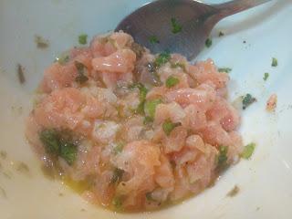 TARTAR DE SALMON CON ALCAPARRAS, CILANTRO Y SUS HUEVAS