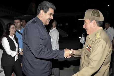 Raúl Castro “aparece” para recibir a Nicolás Maduro Raúl Castro “aparece” para recibir a Nicolás Maduro