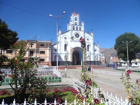 HUARAZ, ENTRE NEVADOS Y EL CIELO AZUL