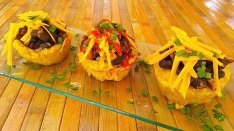 Tartaletas de plátano macho rellenas de judías negras y arroz