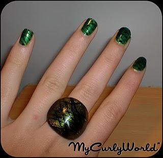 * Manicura y anillo  en verde *