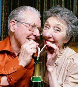 Beber un poco de alcohol podría mantener a raya la enfermedad Alzheimer Beber un poco de alcohol podría mantener a raya la enfermedad Alzheimer