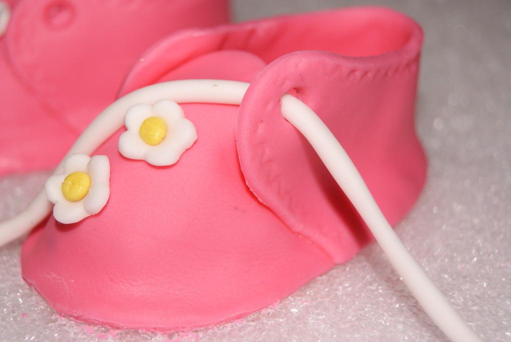 Como hacer zapatitos de bebé en pasta de goma para baby shower