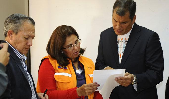 El presidente Correa (d) recibe un parte de última hora sobre la situación. | AFP