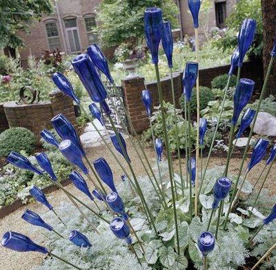 DECORAR EL JARDÍN CON BOTELLAS DE VIDIRIO