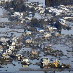 El mayor terremoto registrado en Japón deja ya cientos de víctimas Casas flotantes