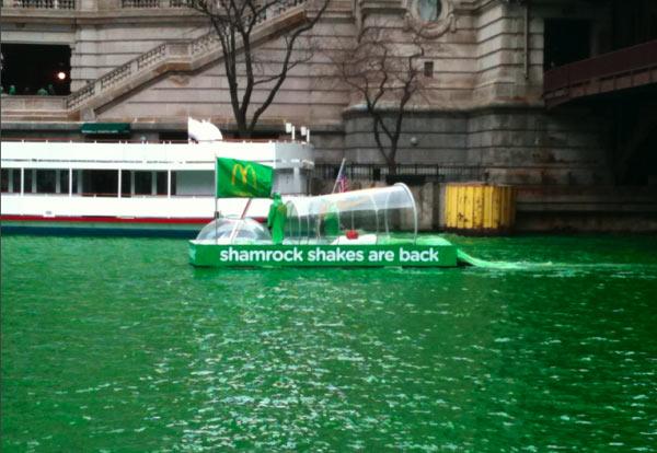 Mc Donald's tiñe un río de verde Mc Donald's tiñe un río de verde