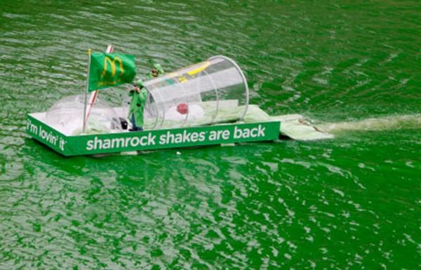 Mc Donald's tiñe un río de verde Mc Donald's tiñe un río de verde