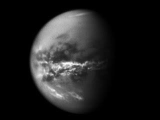 Nubes concentradas cerca del ecuador de Titán