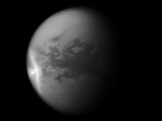 Una gran tormenta con forma de flecha sobre la región ecuatorial de Titán