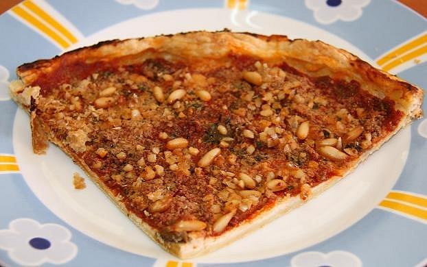 Coca fácil y rápida de pisto , queso y frutos secos Coca fácil y rápida de pisto , queso y frutos secos