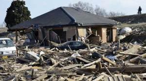 Sendai_1300706112_0 Una vivienda semidestruida en Sendai. | Reuters. ElMundo.es