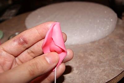 Como hacer rosas y hojas en pasta de goma Como hacer rosas y hojas en pasta de goma