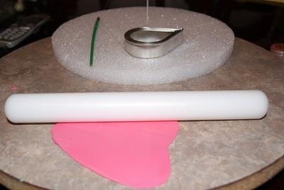 Como hacer rosas y hojas en pasta de goma Como hacer rosas y hojas en pasta de goma