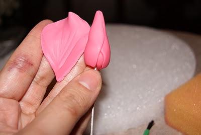 Como hacer rosas y hojas en pasta de goma Como hacer rosas y hojas en pasta de goma