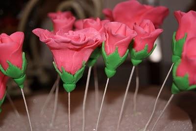 Como hacer rosas y hojas en pasta de goma Como hacer rosas y hojas en pasta de goma