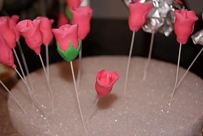 Como hacer rosas y hojas en pasta de goma Como hacer rosas y hojas en pasta de goma