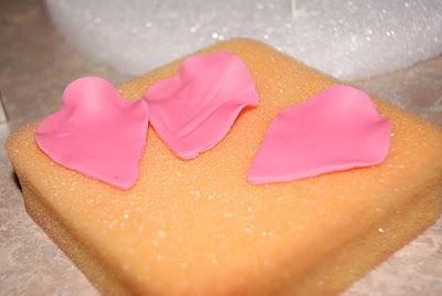 Como hacer rosas y hojas en pasta de goma Como hacer rosas y hojas en pasta de goma