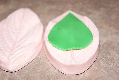 Como hacer rosas y hojas en pasta de goma Como hacer rosas y hojas en pasta de goma