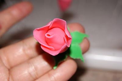 Como hacer rosas y hojas en pasta de goma Como hacer rosas y hojas en pasta de goma