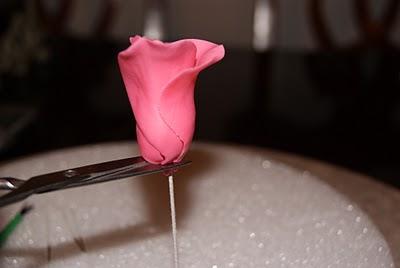 Como hacer rosas y hojas en pasta de goma Como hacer rosas y hojas en pasta de goma