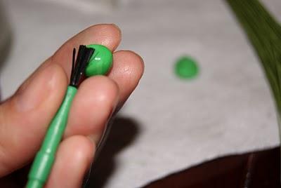 Como hacer rosas y hojas en pasta de goma Como hacer rosas y hojas en pasta de goma