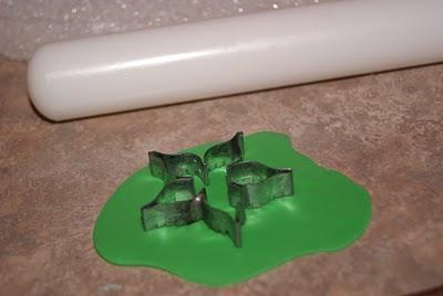 Como hacer rosas y hojas en pasta de goma Como hacer rosas y hojas en pasta de goma