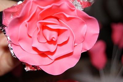 Como hacer rosas y hojas en pasta de goma Como hacer rosas y hojas en pasta de goma