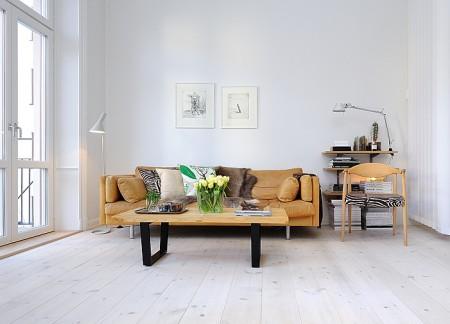 Sillas de diseño y piezas vintage en un estudio de 39 m² y chair wishbone chair syveren suelo de madera blanco sillas de diseño Piezas vintage muebles de diseño mini piso mesas dediseño lámparas de diseño lámpara AJ de pie de Jacobsen grandes ventanales fritz hansen estudio diáfano estudio de 39 m² estilo industrial estilo escandinavo Eiffel de Eames diseño de minipisos diseño de interiores decoración mini pisos decoración espacios pequeños cocina de ikea CH24 de Wegner carl hansen 7 de Arne Jacobsen