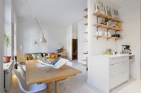 Sillas de diseño y piezas vintage en un estudio de 39 m² y chair wishbone chair syveren suelo de madera blanco sillas de diseño Piezas vintage muebles de diseño mini piso mesas dediseño lámparas de diseño lámpara AJ de pie de Jacobsen grandes ventanales fritz hansen estudio diáfano estudio de 39 m² estilo industrial estilo escandinavo Eiffel de Eames diseño de minipisos diseño de interiores decoración mini pisos decoración espacios pequeños cocina de ikea CH24 de Wegner carl hansen 7 de Arne Jacobsen