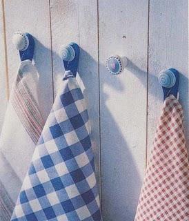 Reutilizar los pomos como percheros. decorar con pomos perchas